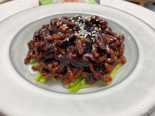 京酱肉丝的做法视频,传统美味，酱香四溢，制作步骤详解