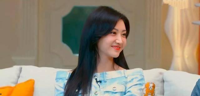 今日吃瓜视频唐艺昕,网友热议其生活点滴